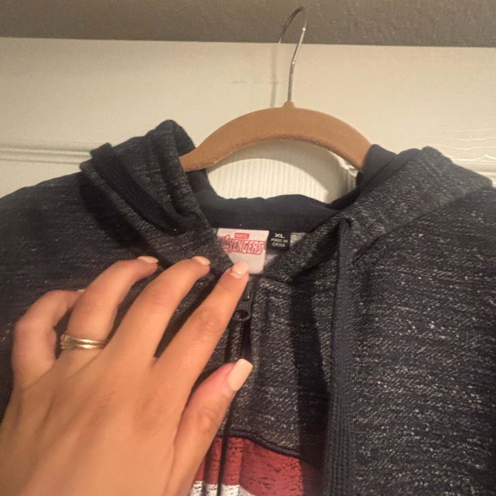 Marvel Avengers Hoodie Size XL - Picture 2 of 3